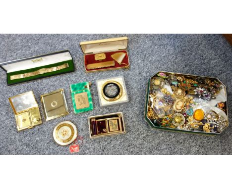 Quantity of brooches, Smith's astral gilt metal bracelet, compacts and other item, 3.4 kg (a lot)s 