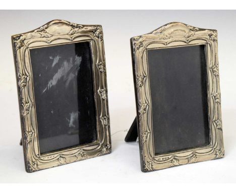 Pair of Edward VII silver photo frames with easel backs, sponsor's mark of Henry Matthews. Birmingham 1907, 19cm high (apertu