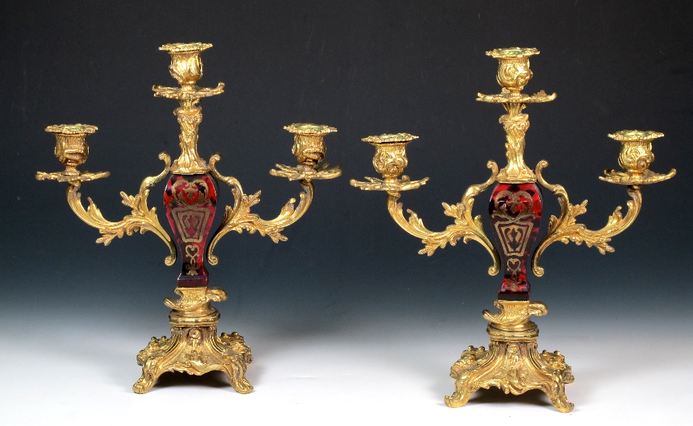Pareja de candelabros de tres luces de bronce dorado y carey con ...