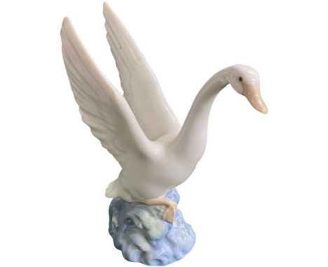 Nao Porcelain Swan Taking Off Figurine 21cmHeight 21cm x Width 15.5cmQty: 1Excellent minimal surface wear, no chips or cracks