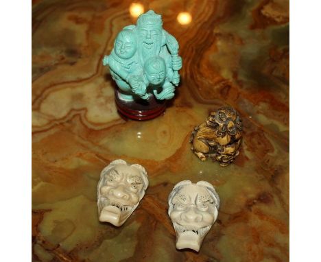 Lotto di una scultura in turchese, due Netsuke a foggia di testa di drago in avorio e una piccola scultura in avorio