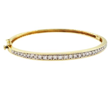 18ct gold channel set, graduating round brilliant cut diamond hinged bangle, stamped 750, total diamond weight 1.07 caratCond