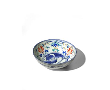 A JAPANESE KAKIEMON BOWL C.1680 Decorated in underglaze blue and with bright polychrome enamels, the well with a central roun