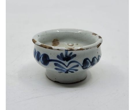An 18th century English delftware blue and white ointment pot, diameter 4.8cm.  Condition note: Loss of glaze to rim and else