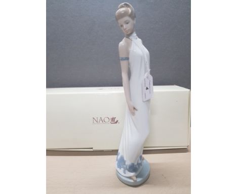 NAO FIGURE 1205 ELEGANCE WITH BOX