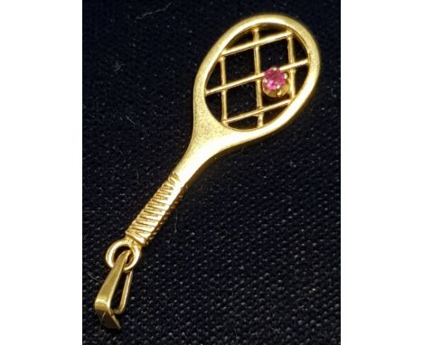 9CT GOLD AND RUBY TENNIS RACKET PENDANT (3.4g)