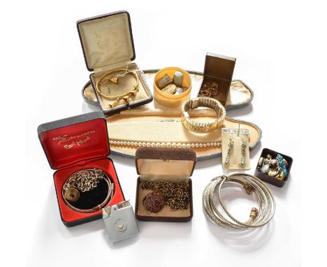 A Quantity of Jewellery, including two pairs of 9 carat gold earrings; a 9 carat gold bracelet (a.f.); a brooch with a lover’