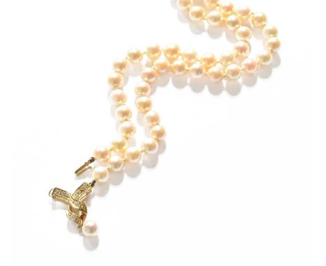 A Cultured Pearl Necklace, with a central 9 carat gold diamond drop, length 40.5cmGross weight 20.8 grams.
