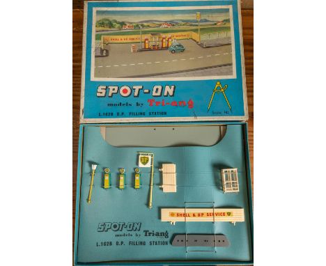 Spot-On L.162B B.P. Filling Station. A self-assembly reversable kit, with pumps, light, sign, pay booth etc still tied onto t