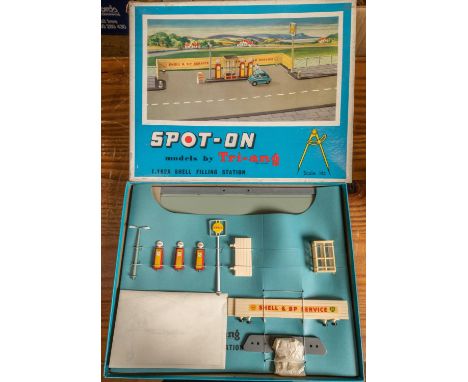 Spot-On L.162A SHELL Filling Station. A self-assembly reversable kit, with pumps, light, sign, pay booth etc still tied onto 