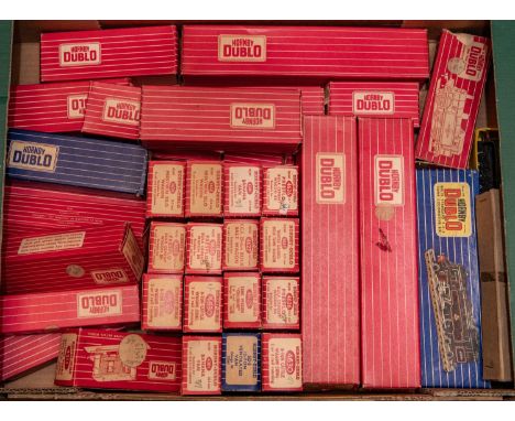 40x Hornby Dublo railway items. Including 3x locomotives; a Class 28 Co-Bo diesel loco, D5702, in green. A Class R1 0-6-0T, 3