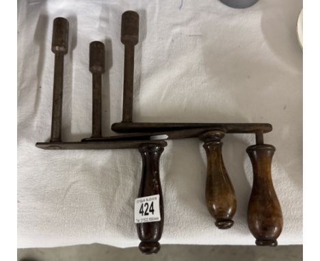 3 Wind out table hand crank winders