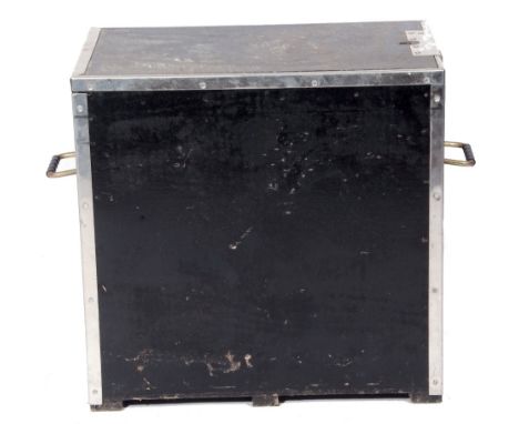 Large amplifier flight case. Dimensions 61 x 63 x 40 cm.