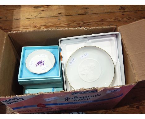 Quantity Nymphenburg boxed trinket dishes and six Hutschenreuther porcelain collectors plaques (boxed) 