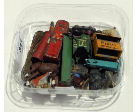 Meccano Dinky tinplates Pratts Motor Oil stand, Hornby tinplate platform with ticket machine, green Hornby tinplate machine, 