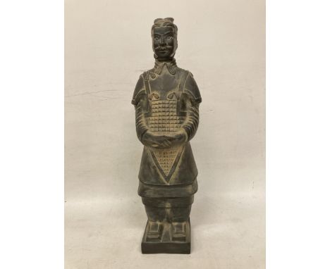 A VINTAGE CHINESE TERRACOTTA CLAY POTTERY WARRIOR - 59 CM 