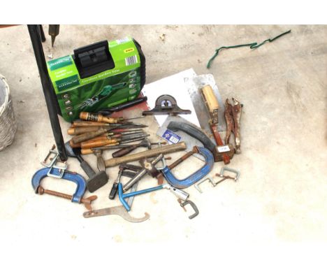 AN ASSORTMENT OF VINTAGE TOOLS TO INCLUDE RECORD G CLAMPS, CHISELS AND TROWELS ETC 