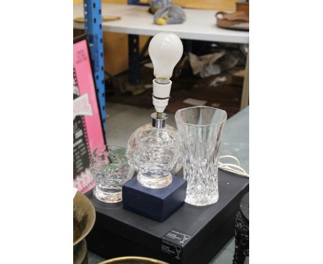 A QUANTITY OF GLASSWARE TO INCLUDE A LAMP, CRYSTAL GLASSES, ETC 