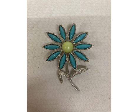 A VINTAGE 1970'S SARAH COVENTRY BLUE DAISY BROOCH 