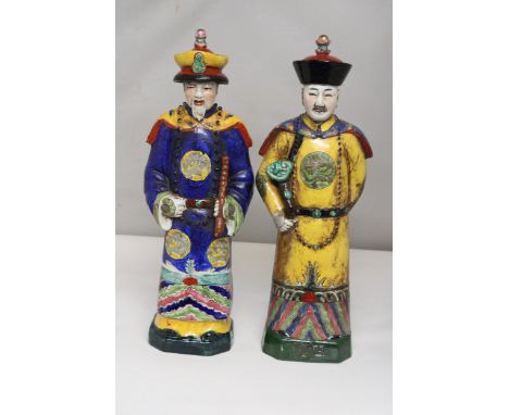 A PAIR OF VINTAGE CHINESE QING EMPEROR KANGXI/MANDARIN DIGNITARY POTTERY FIGURES - APPROX 42.5 CM 