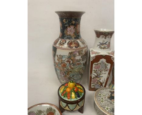 A LARGE QUANTITY OF ORIENTAL WARE TO INCLUDE A VASE DEPICTING WARRIORS, KUTANI SATSUMA TOYO JAPANESE VASE, EXOTIC BIRDS TRINK