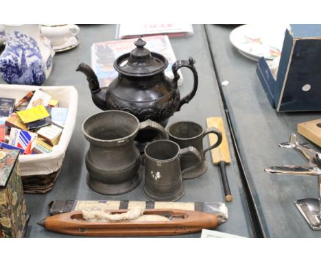 A MIXED LOT TO INCLUDE PEWTER TANKARD, A LOOM SHUTTLE, LARGE VINTAGE TEAPOT, ETC 
