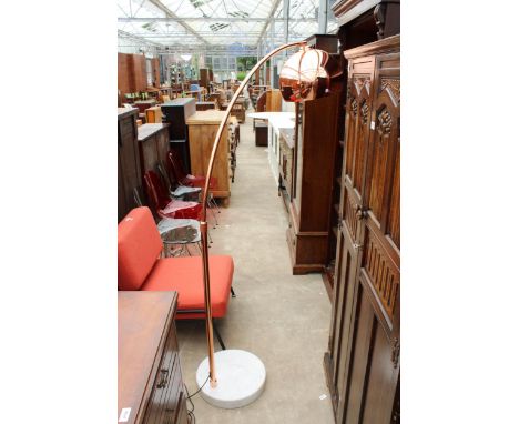 A COPPER COLOURED FLOOR LAMP ON 15" DIAMETER MARBLE BASE 