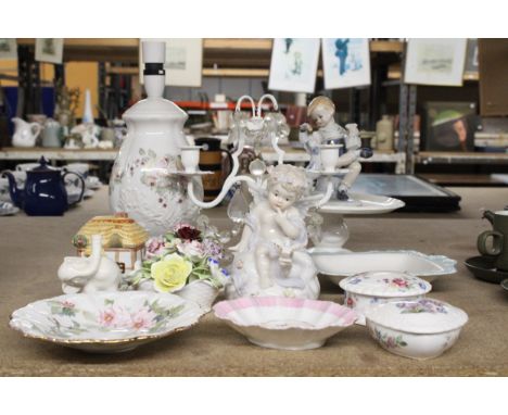 A MIXED LOT OF CERAMICS TO INCLUDE A FLORAL TABLE LAMP, A COALPORT TRINKET BOX, A ROYAL DOULTON POSY POT, A NUTBROWN PIE FUNN