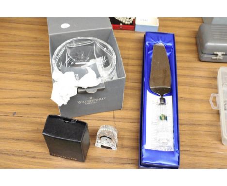 A BOXED WATERFORD CRYSTAL BOWL AND CAKE SLICE, PLUS A SMALL THOMAS WEBB MANTLE CLOCK 