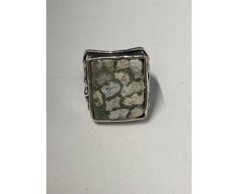 A STERLING SILVER VINTAGE GLASS MOSAIC RING SIZE P IN A PRESENTATION BOX 