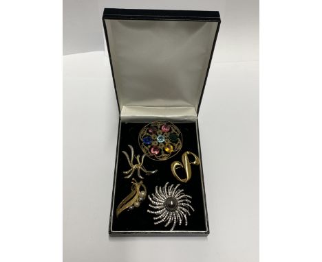 FIVE COSTUME JEWELLERY BROOCHES, INCLUDING ONE MARKED MONET AND ANOTHER MARKED CIRO 