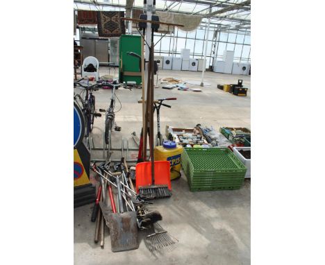 AN ASSORTMENT OF GARDEN TOOLS TO INCLUDE A KNAPSACK SPRAYER, SHOVELS AND LITTER PICKERS ETC 