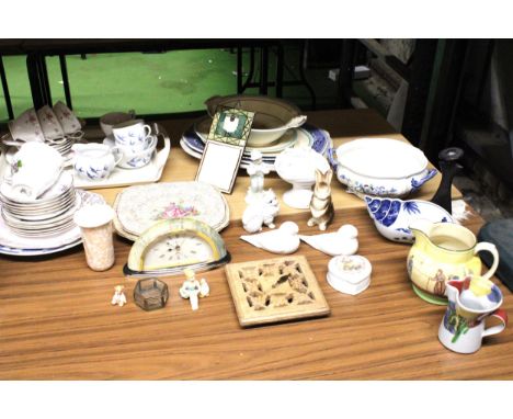 A LARGE MIXED LOT TO INCLUDE VINTAGE CUPS, SAUCERS, PLATES, ANIMAL FIGURES, SERVING BOWLS, A ROYAL DOULTON JUG, MANTLE CLOCK,