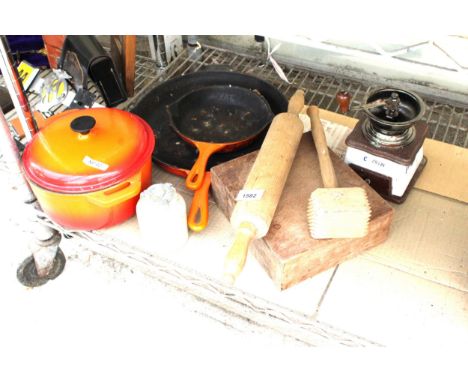 AN ASSORTMENT OF VINTAGE ITEMS TO INCLUDE LE CREUSET PANS, A COFFEE BEAN GRINDER AND A ROLLING PIN ETC 