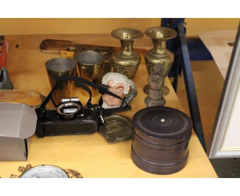 A MIXED LOT TO INCLUDE TWO INDIAN BRASS VASES, A PAIR OF BRASS TUMBLERS, A MINOLTA XG-M CAMERA, HARDWOOD ROUND BOX, TOBY JUG,
