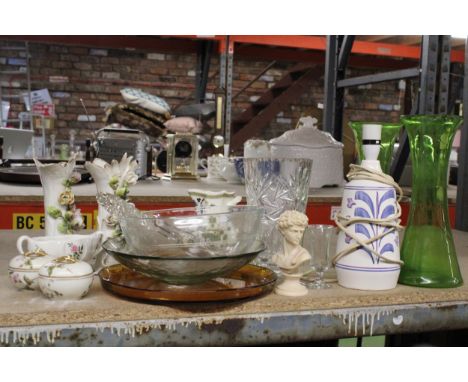 A MIXED LOT OF COLLECTABLES TO INCLUDE A COLLECTION OF GLASS VASES, A RETRO TABLE LAMP, A PAIR OF FORAL VASES, A PAIR OF ORIE