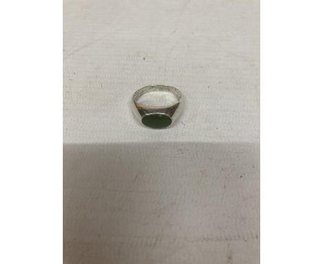 A SILVER AND JADE STONE RING SIZE S 
