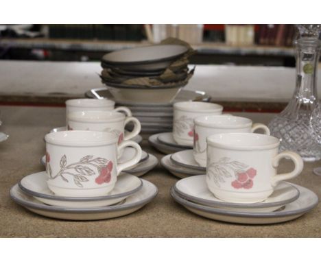 A FLORAL PATTERNED PART DINNER SERVICE TO INCLUDE PLATES BOWLS, CUPS, SAUCERS AND SIDE PLATES 