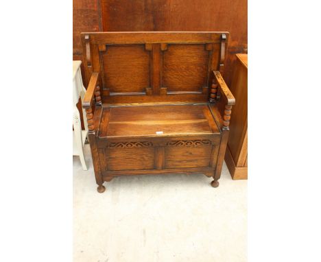 AN EARLY 20TH CENTURY OAK MONKS BENCH WITH BOBBIN TURNED UPRIGHTS, 36" WIDE 