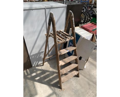 A VINTAGE WOODEN FOUR RUNG STEP LADDER 