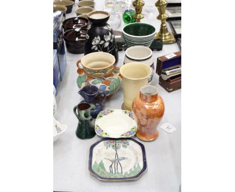 A QUANTITY OF VINTAGE STUDIO POTTERY VASES, JUGS AND PLATES TO INCLUDE A PHOENIX WARE 'CAIRO' VASE, CARLTON WARE ORANGE LUSTR