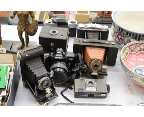 A COLLECTION OF VINTAGE CAMERAS TO INCLUDE A MINOLTA DYNAX 3000i, AGFA ISOLETTE, KODAK BROWNIE AUTOMATIC, ETC 