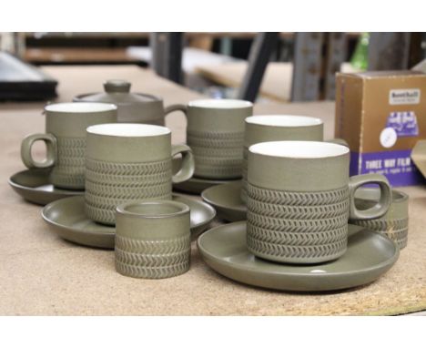 A GREEN VINTAGE DENBY TEA SET TO INCLUDE FIVE CUPS AND SAUCERS, TWO SUGAR POTS PLUS TEA POT 