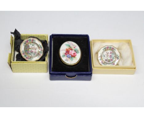 THREE BOXED CERAMIC BROOCHES TO INCLUDE TWO COALPORT AND ONE ROYAL WORCESTER 