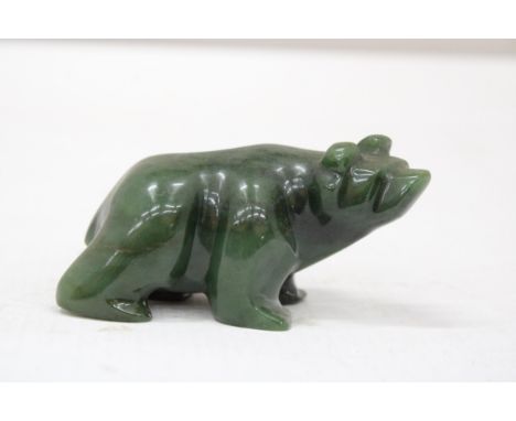 A CANADIAN NEPHRITE JADE BEAR - 5 CM (H) 10 CM (L) 