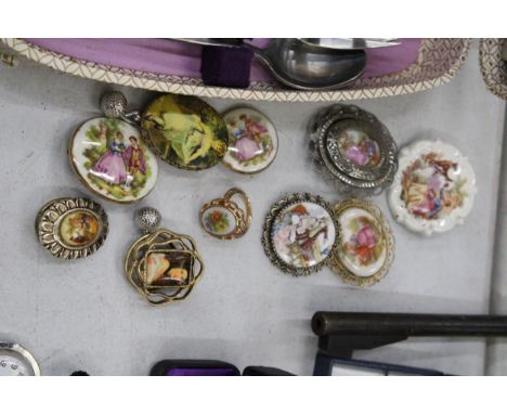 A QUANTITY OF VINTAGE COSTUME JEWELLERY BROOCHES TO INCLUDE LIMOGES STYLE 