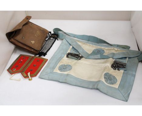 A COLLECTION OF MASONIC ITEMS TO INCLUDE AN APRON, BAG BELONGED TO BRO W H BARKER, HALE END LODGE, EPAULETTES, ETC 