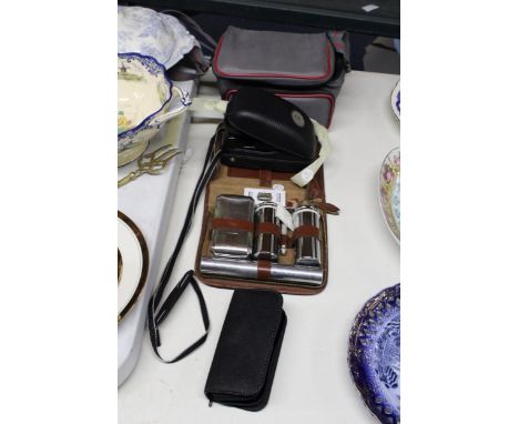 A MINOLTA AF-ZOOM 90 FILM CAMERA IN CASE TOGETHER WITH A VINTAGE MENS GROOMING TRAVEL SET PLUS TRAVEL MANICURE SET 