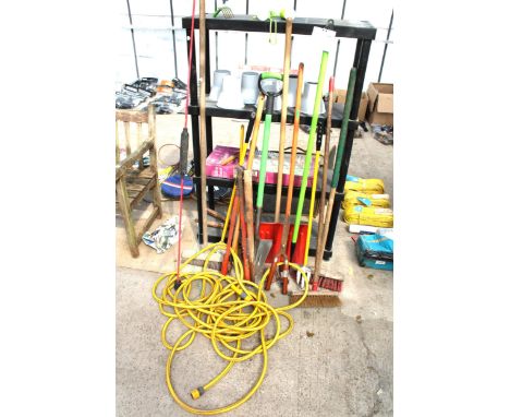 AN ASSORTMENT OF GARDEN ITEMS TO INCLUDE TOOLS, A HOSE PIEP AND A SHELVING UNIT ETC 