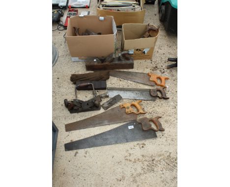 AN ASSORTMENT OF VINTAGE TOOLS TO INCLUDE SAWS AND WOOD PLANES ETC 
